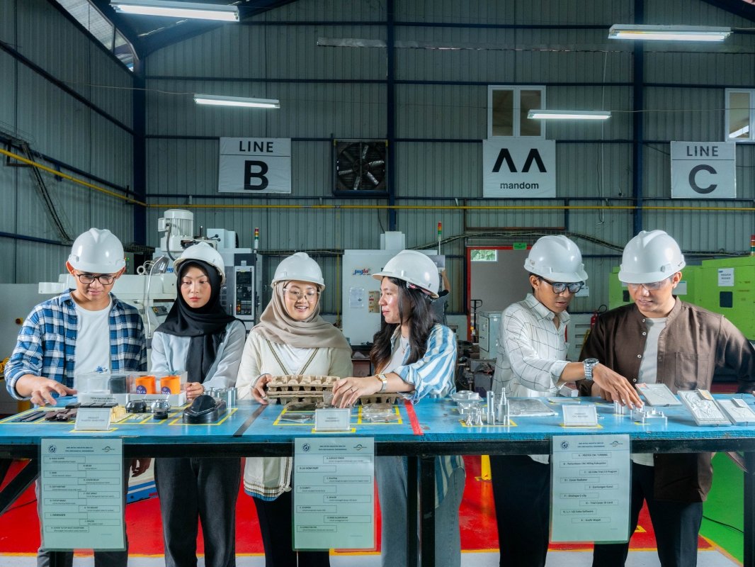 ⁠Mengutamakan pembentukan karakter dan attitude siap kerja.