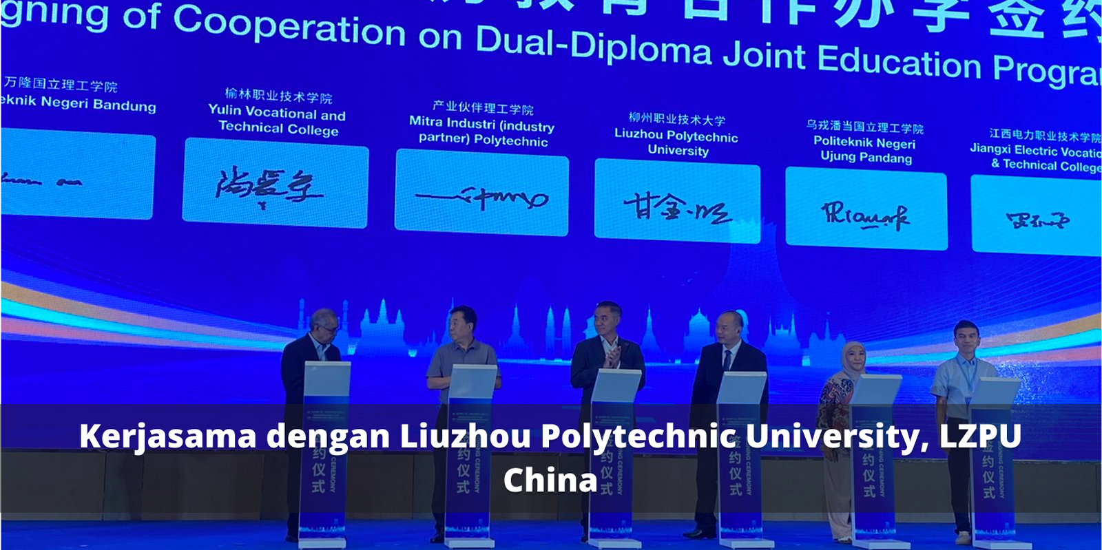 Mahasiswa persentasi progres TEFA didepan konsumen